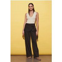 Weite Hose mit Wickeldetail