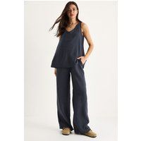 Zweiteiler aus V-Ausschnitt-Bluse und weiter Hose