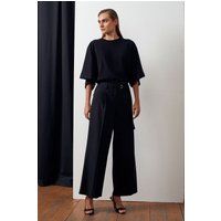 Weite Bundfaltenhose mit Gürtel