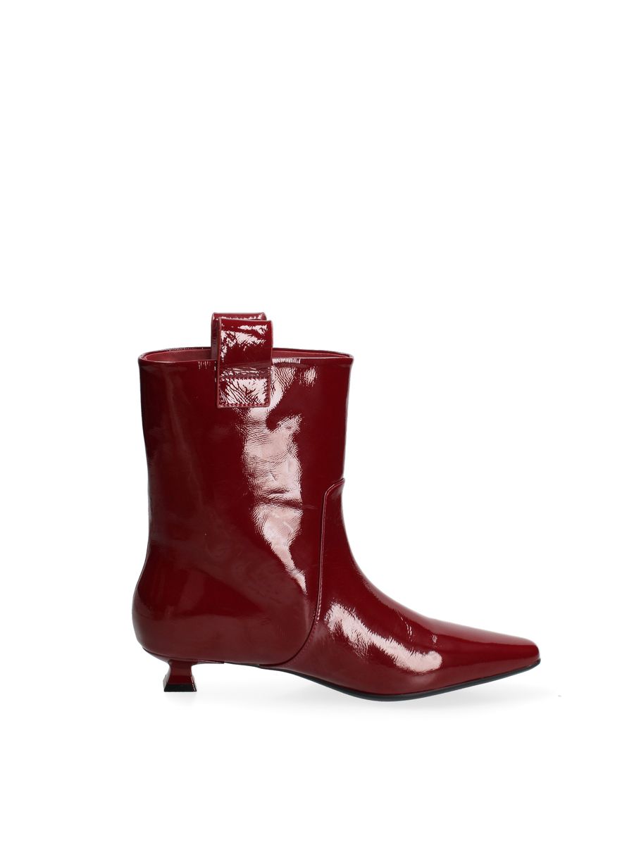 Lackleder-Stiefeletten mit Kitten-Heel und Spitze