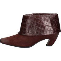 Stiefeletten mit Strukturleder und Absatz