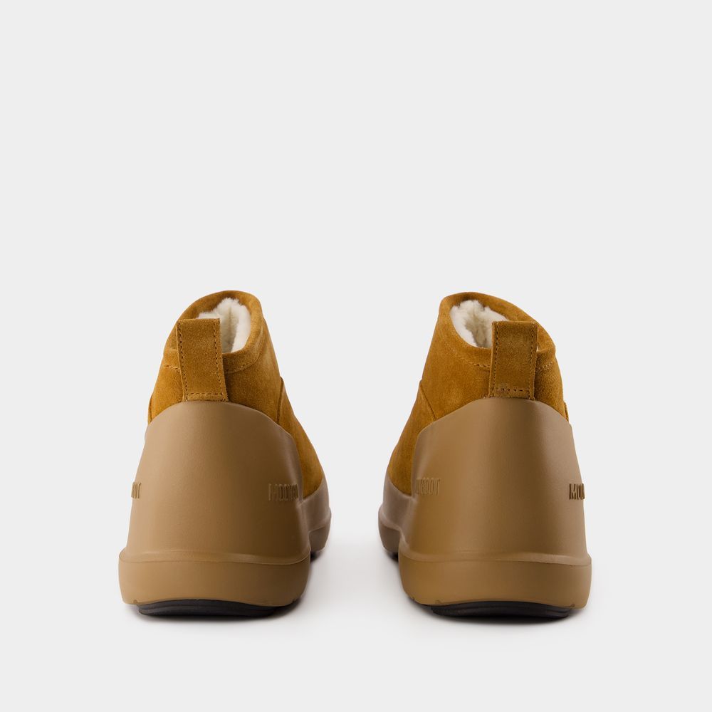 Niedrige Wildleder-Stiefeletten zum Reinschlüpfen