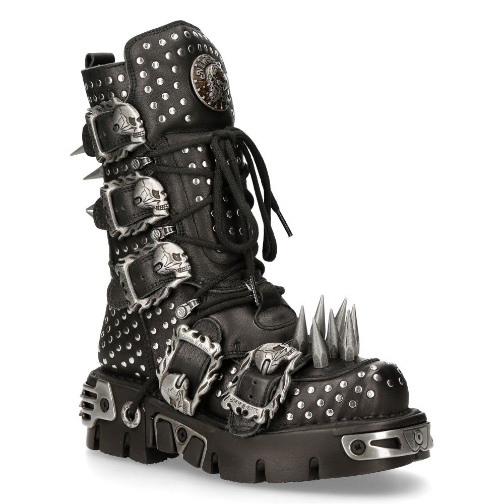 Gothic-Stiefel mit Nieten und Totenköpfen