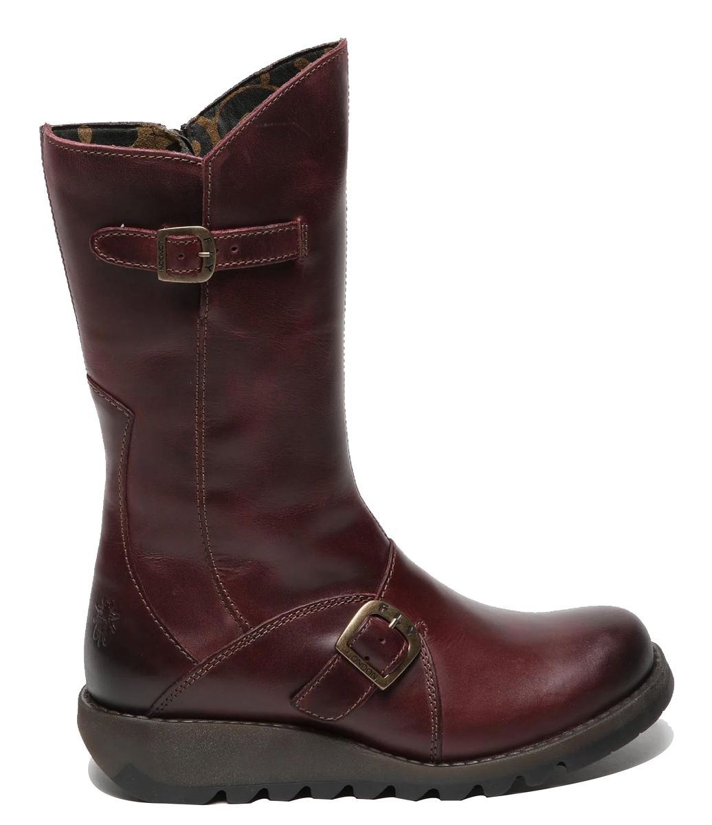 Lederstiefel mit Keilabsatz und Schnallen
