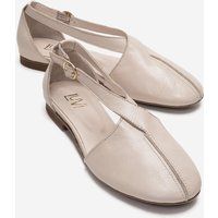 Lederballerinas mit seitlichen Ausschnitten