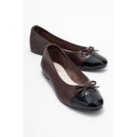 Elegante Lederballerinas mit Lackkappe
