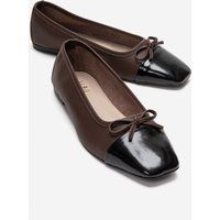 Elegante zweifarbige Ballerinas mit Carré-Kappe