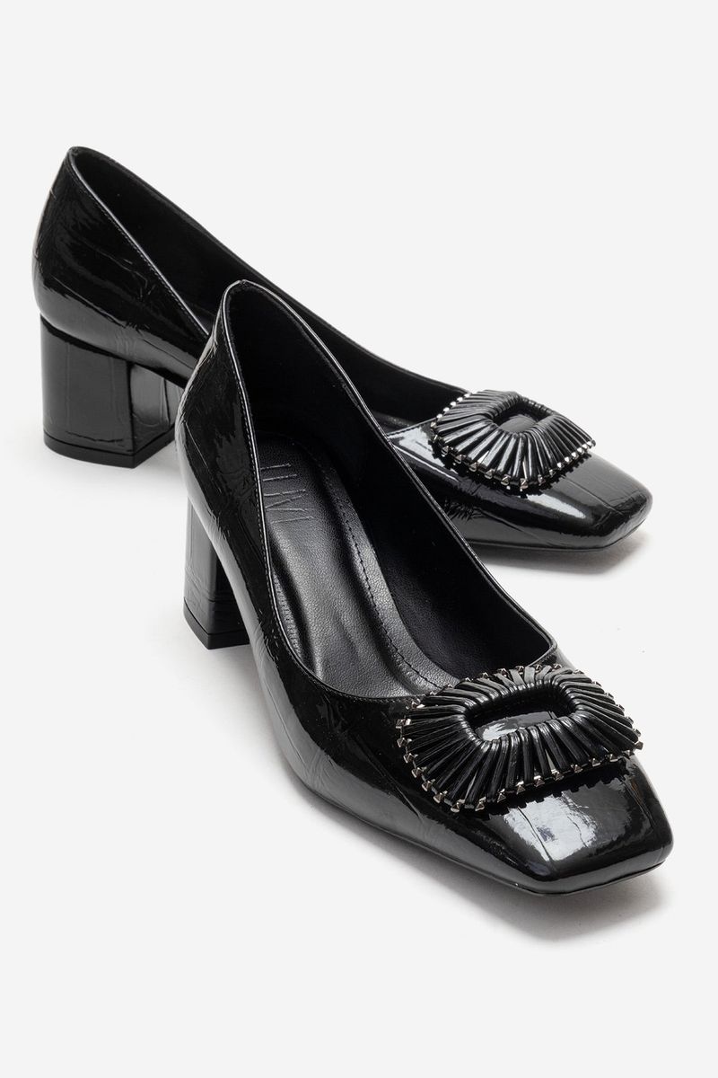 Lackpumps mit Schnalle und eckiger Zehenpartie