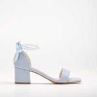 Blockabsatz-Sandalen mit Perlenriemen