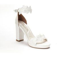 Blockabsatz-Sandalen mit floraler Spitze