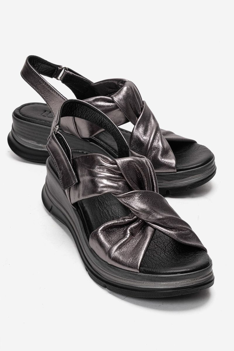 Plateau-Sandalen mit Knotendetail aus Metallic-Leder