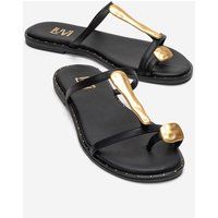Leder-Flats mit skulpturalen Metalldetails