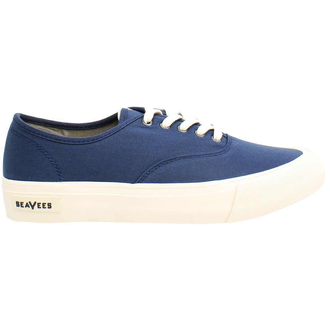 Klassische Canvas-Sneaker zum Schnüren