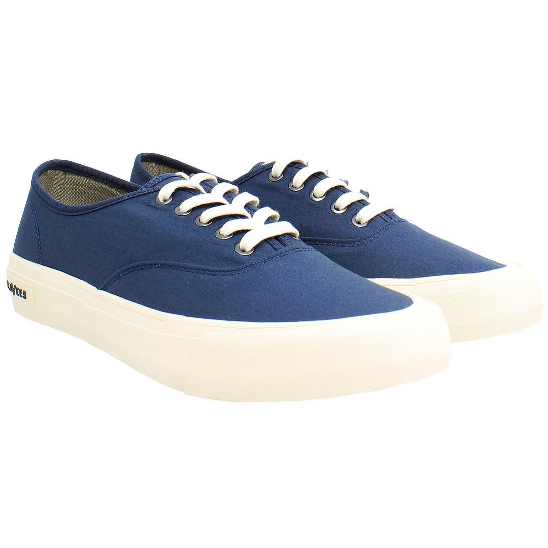 Klassische Canvas-Sneaker zum Schnüren