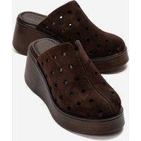 Perforierte Keilsandalen aus Wildleder