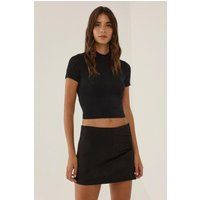 Eng anliegendes Strick-Crop-Top mit Stehkragen