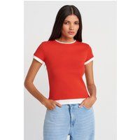 Schmal geschnittenes Baumwoll-Ringer-T-Shirt