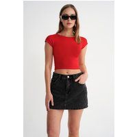Eng anliegendes Crop-Top mit Rundhalsausschnitt