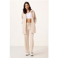 Langes Sweatshirt und weite Hose