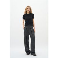 Weit geschnittene Bundfaltenhose mit hoher Taille