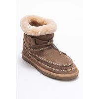 Lammfellgepolsterte Wildlederstiefeletten mit Ziernähten