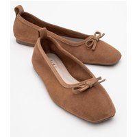 Lederballerinas mit eckiger Kappe und Schleife