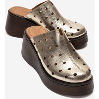 Perforierte Metallic-Mules mit Keilabsatz