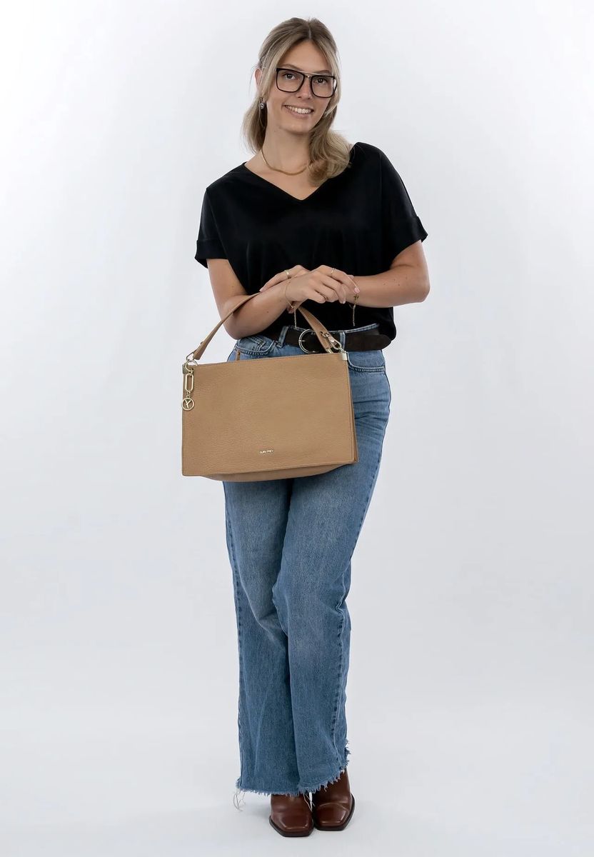 Gekörnte Schultertasche in Lederoptik