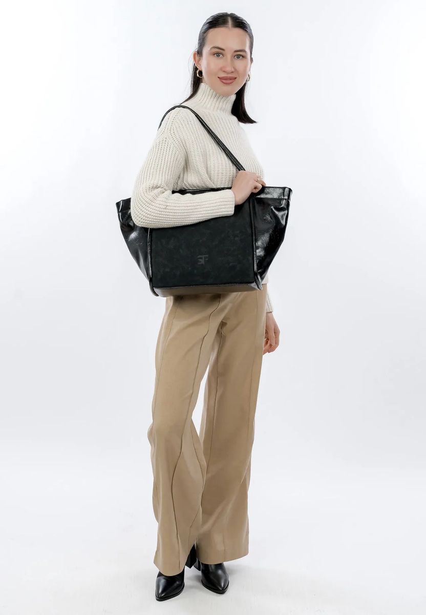 Shopper im Materialmix mit Anhänger