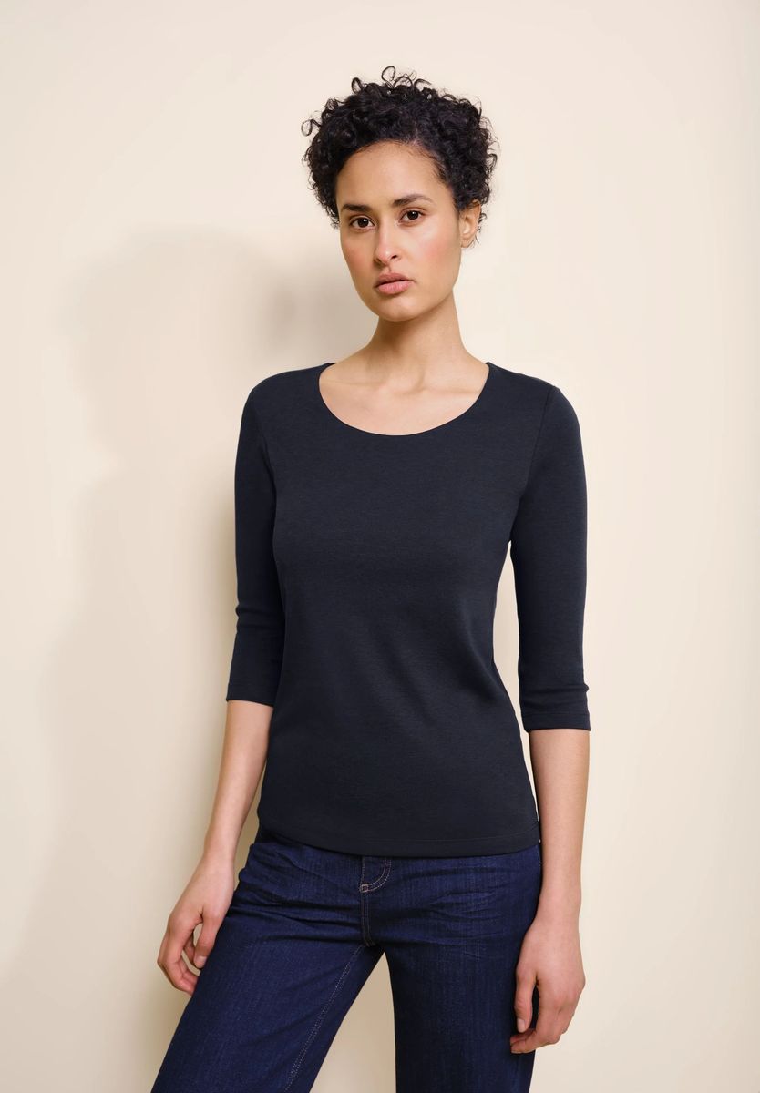 Eng anliegendes 3/4-Arm Shirt mit U-Ausschnitt