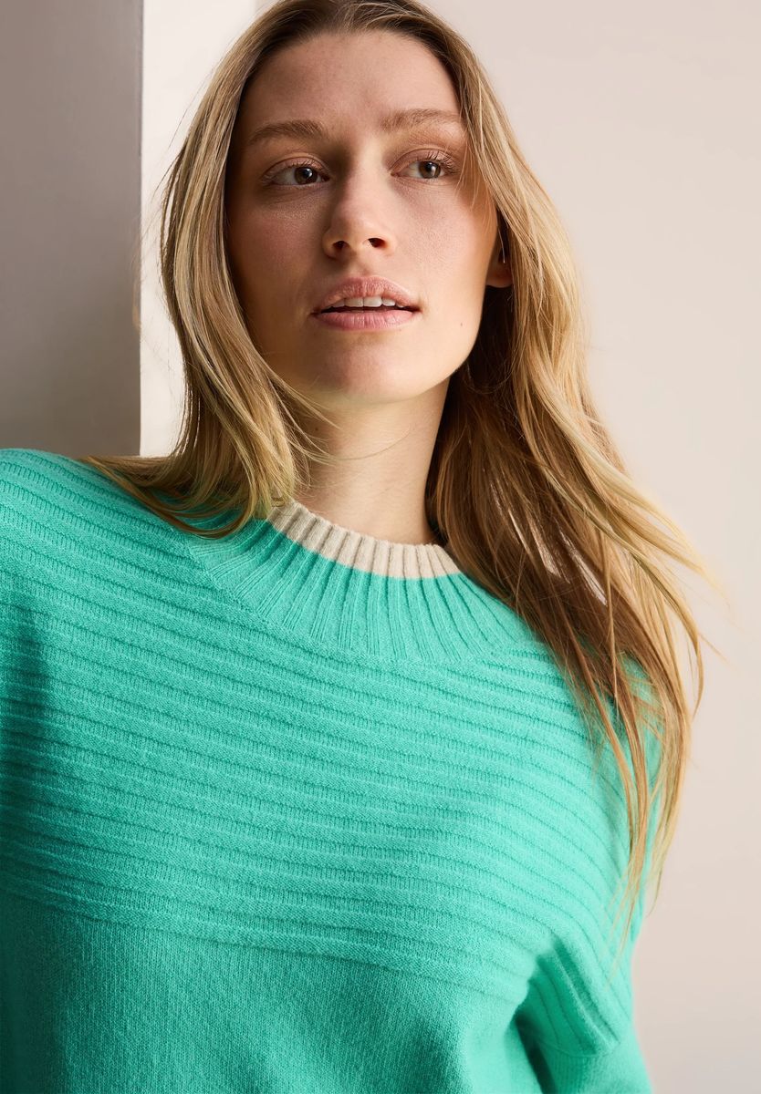 Strukturierter Strickpullover mit Kontrastsaum