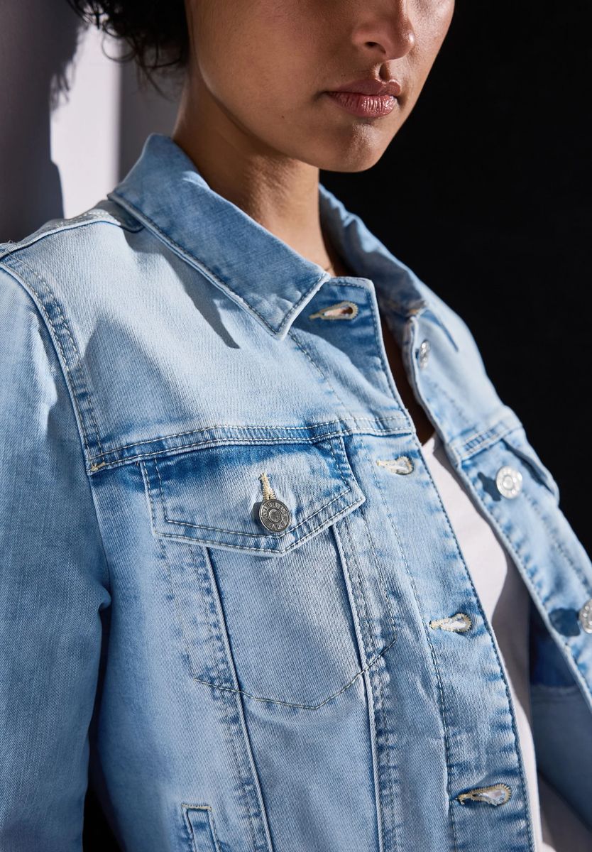 Klassische Jeansjacke im Bleached-Look