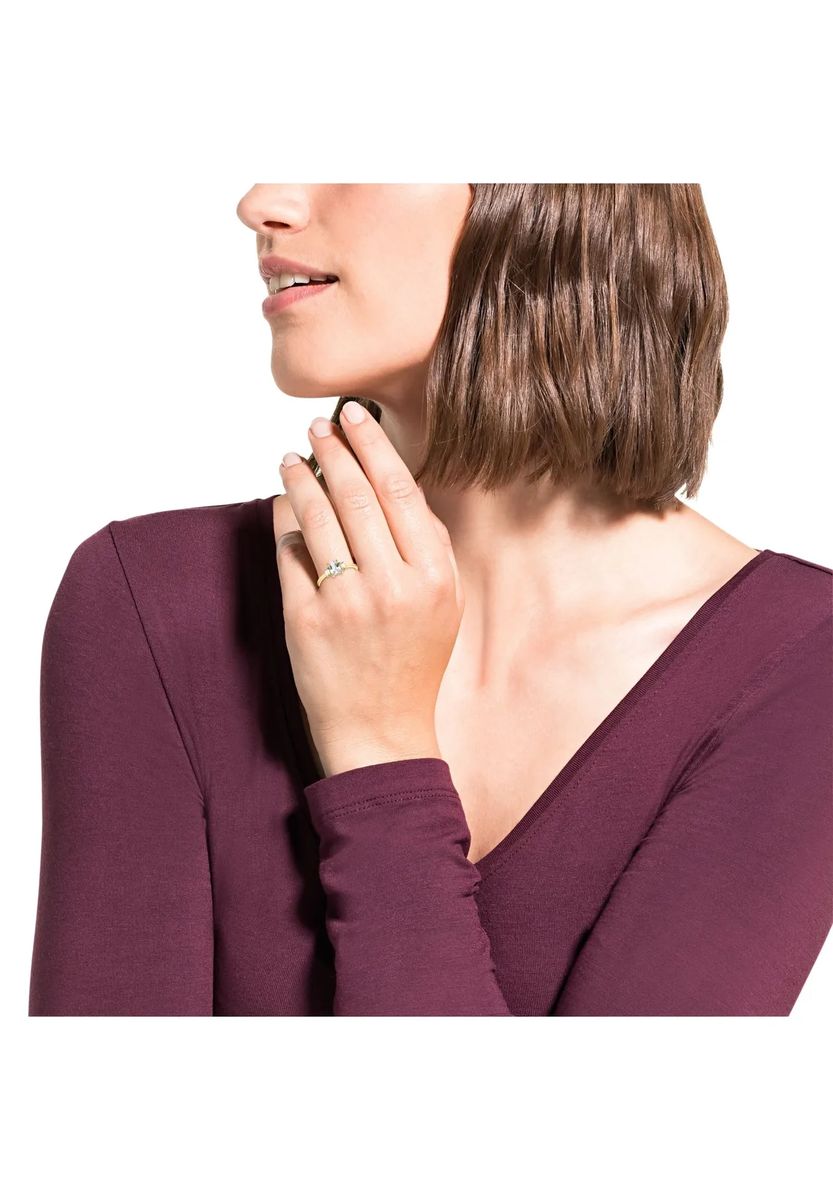 Eleganter vergoldeter Ring mit Drei-Stein-Besatz