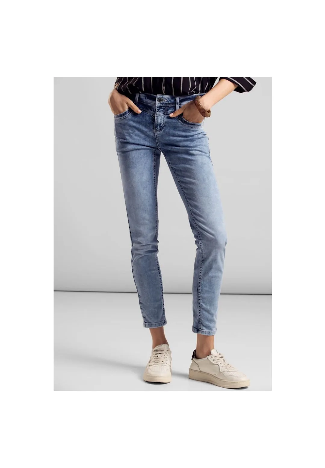 Schmal geschnittene Jeans in 7/8-Länge