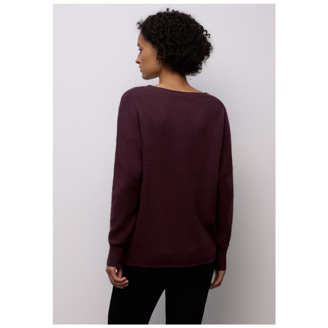 Minimalistischer Feinstrickpullover mit U-Boot-Ausschnitt