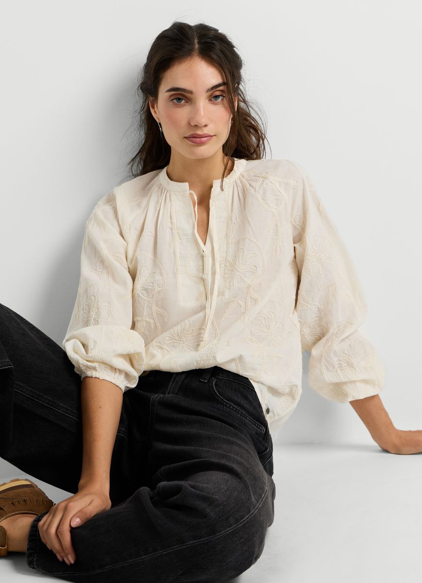 Bestickte Baumwollbluse mit Schlitzhals