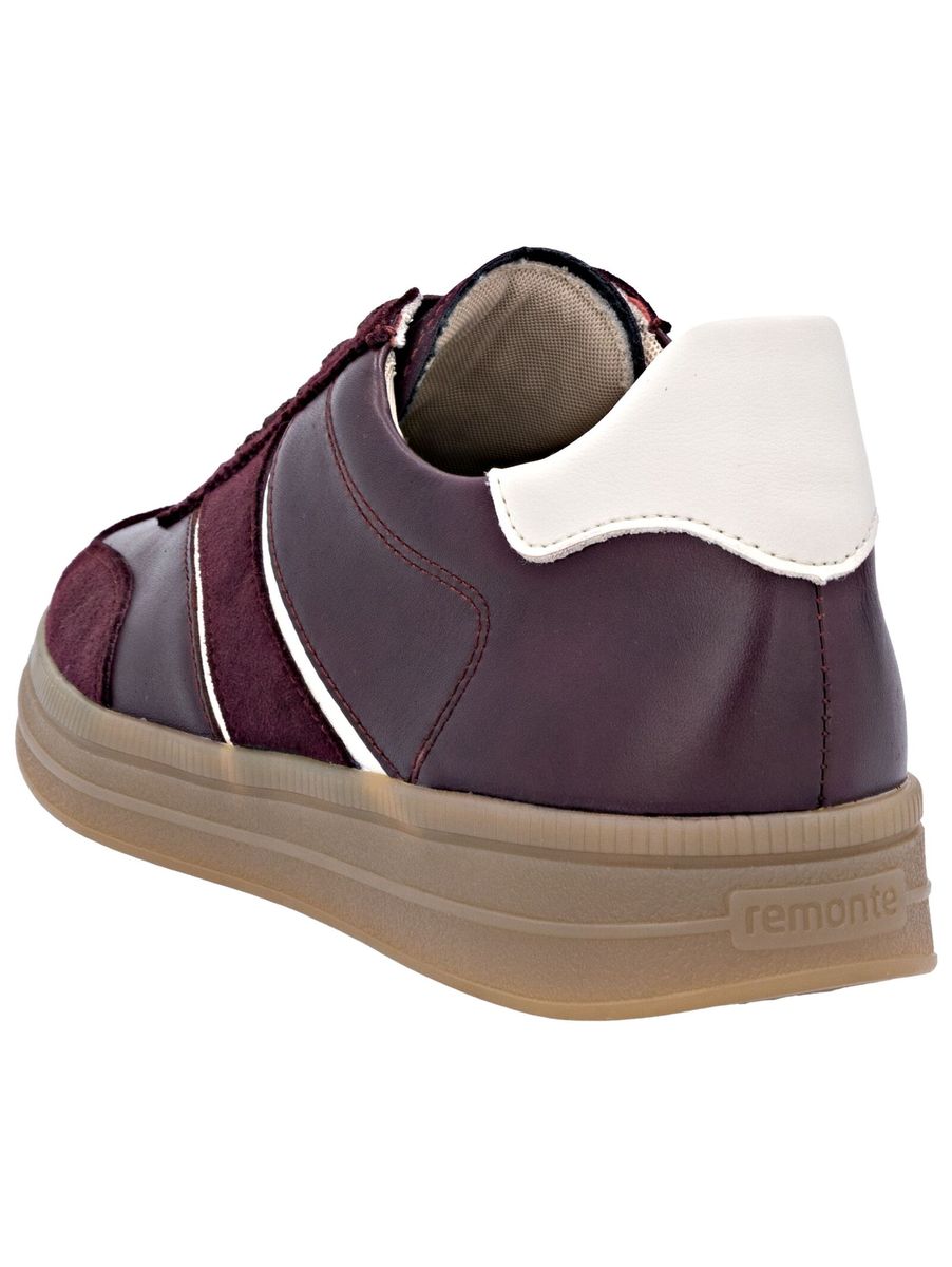Sportliche Sneaker im Materialmix