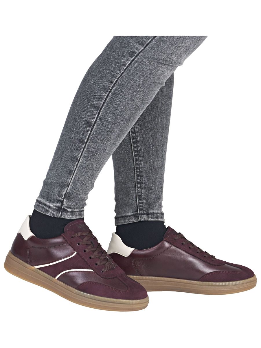 Sportliche Sneaker im Materialmix