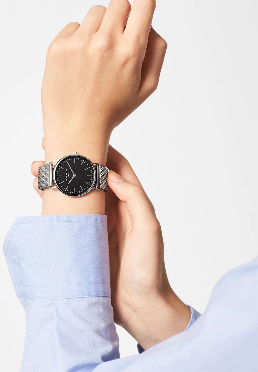 Minimalistische Armbanduhr mit Mesh-Armband
