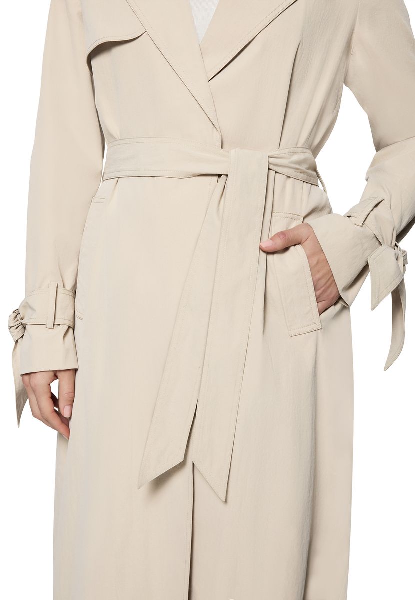 Moderner Trenchcoat mit Bindegürtel