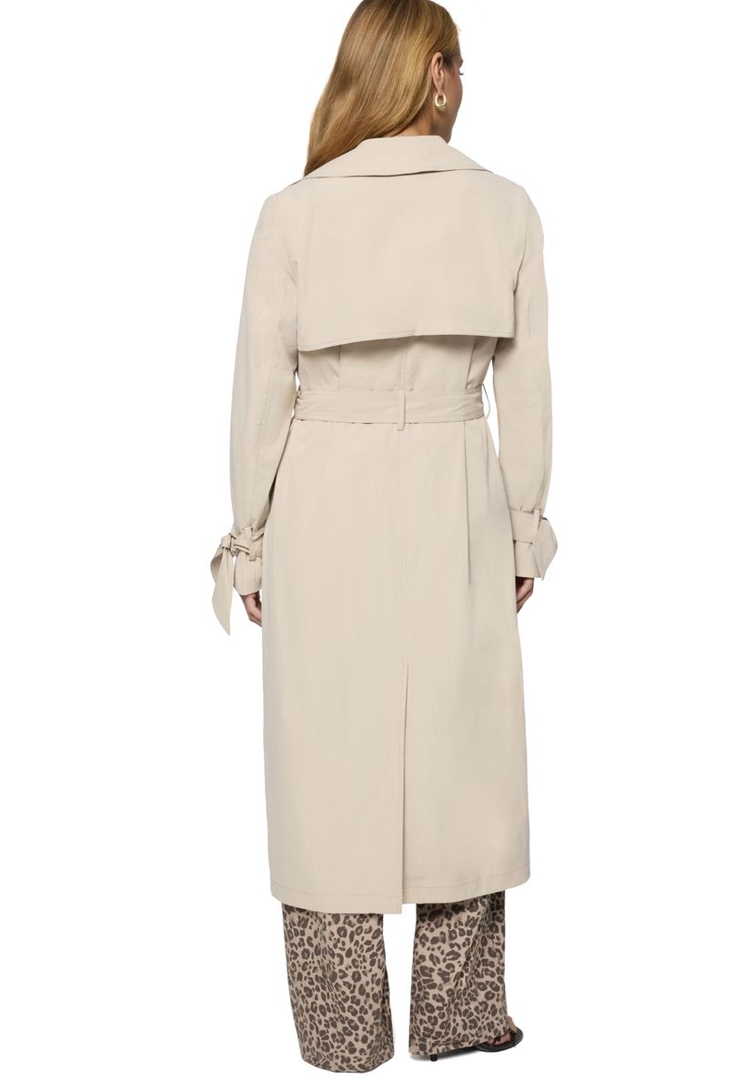 Moderner Trenchcoat mit Bindegürtel