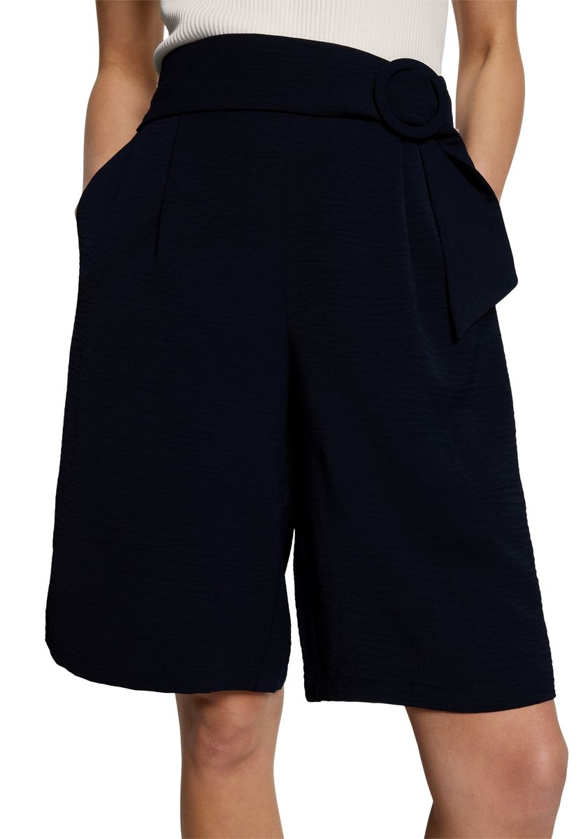 Bermuda-Shorts mit weitem Bein und Gürtel