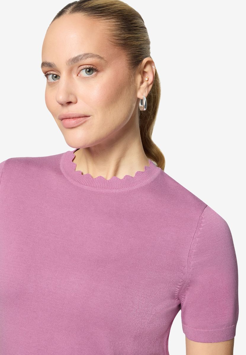 Kurzarm-Stricktop mit Wellensaum-Ausschnitt