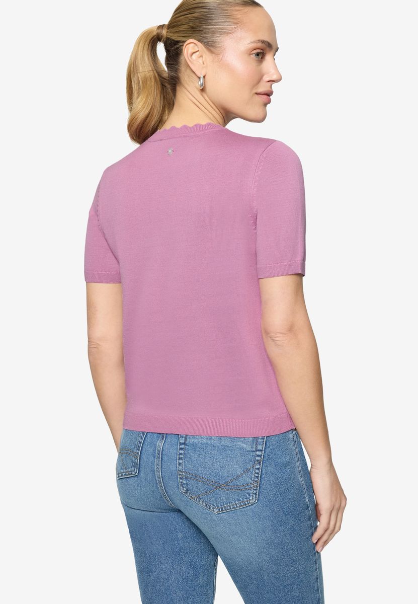 Kurzarm-Stricktop mit Wellensaum-Ausschnitt