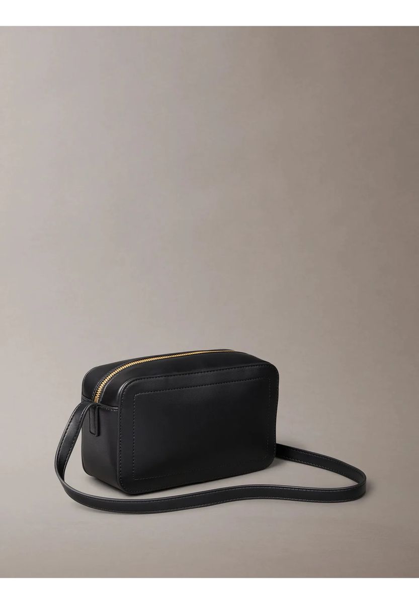 Minimalistische Kameratasche mit Logo-Prägung