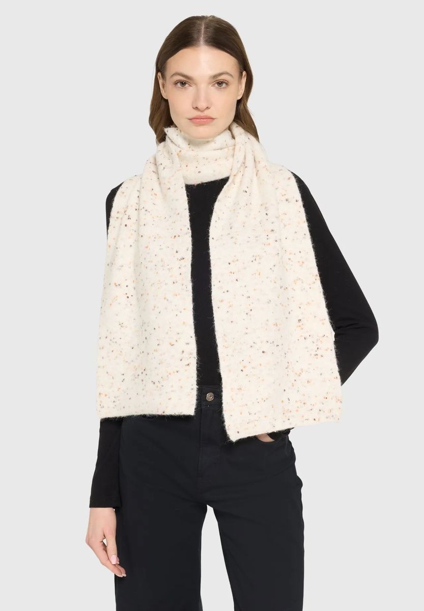 Kuscheliger Strickschal mit Noppen