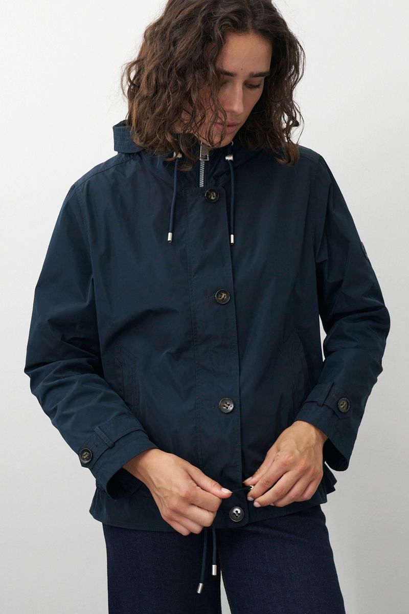 Leichte Windjacke mit Kapuze