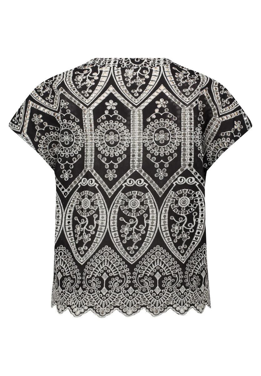 Bestickte Bluse im Ethno-Stil