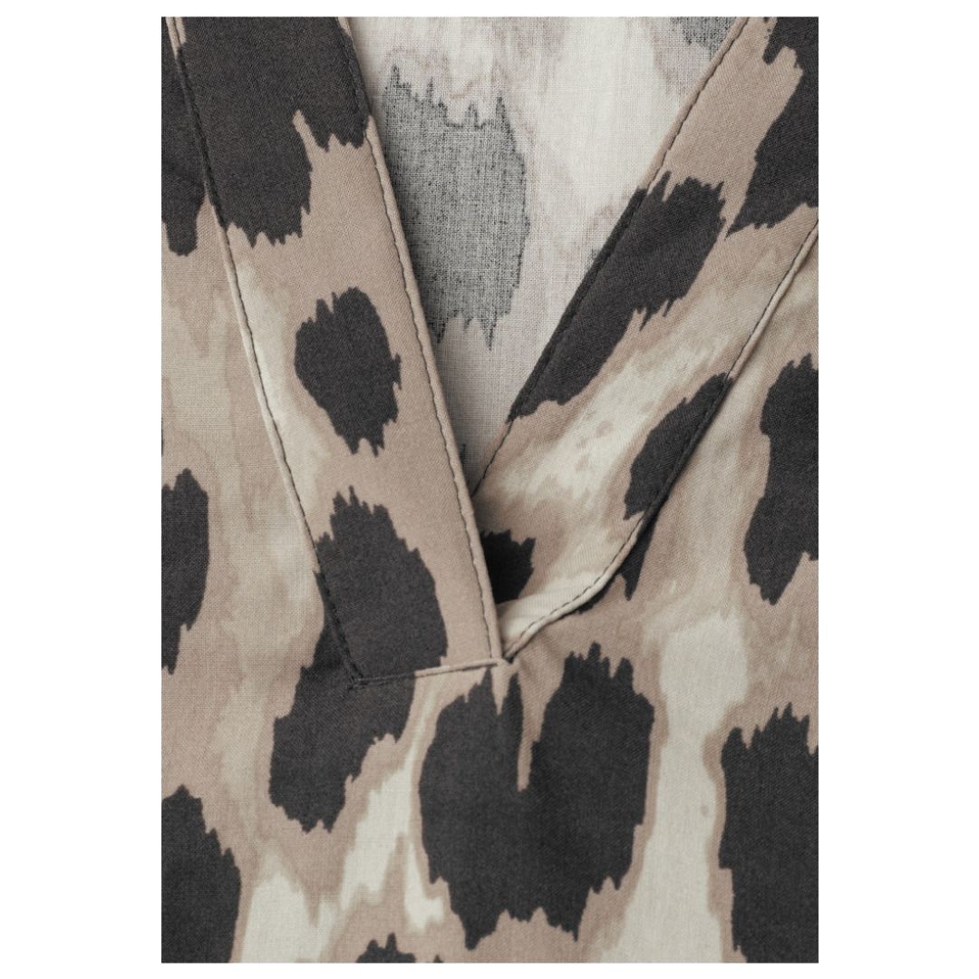 Bluse mit Leopardenmuster und Split-Neck