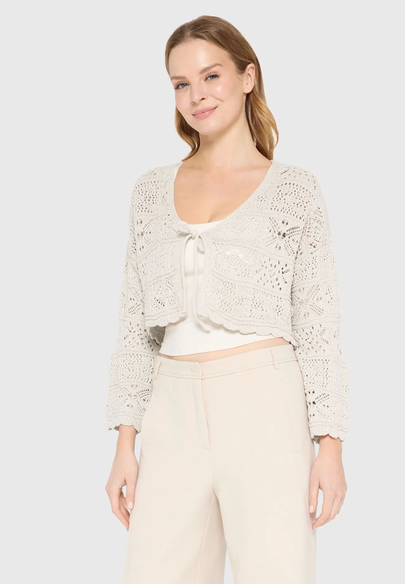 Kurze Häkelstrickjacke zum Binden